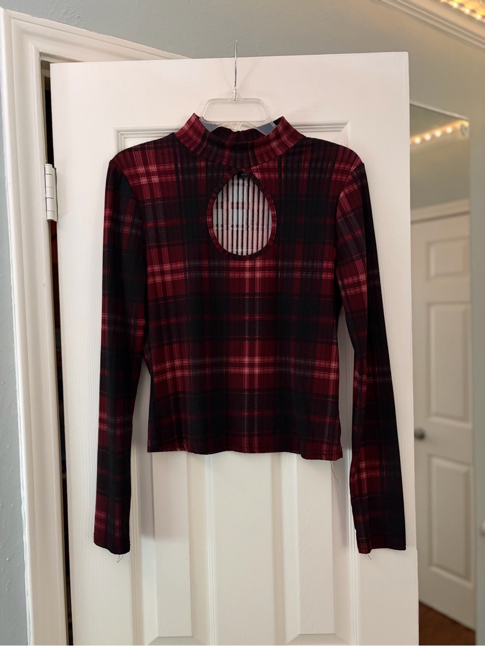 🥀 RUE21 RED PLAID KEYHOLE MOCK NECK TOP 🥀
